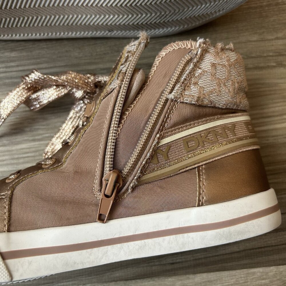 DKNY Girls Fashion Shoes Size 3.5 Gold Lace Up Side Zipper Mid Top Sneakers GUC - Picture 4 of 9